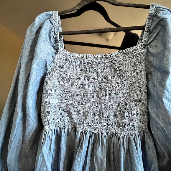 Denim Gap dress with spring on the bust and long sleeves. - Picture 2 of 4